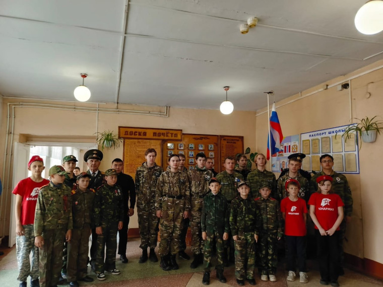 "Высокие гости в клубе Поиск".